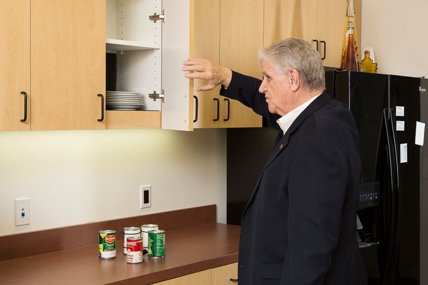 upper body technique hand in front of face when approaching a cabinet, palm out